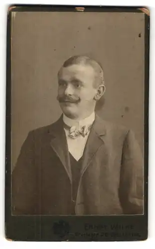 Fotografie Ernst Wilke, Goslar, Portrait Herr mit gezwirbeltem Oberlippenbart
