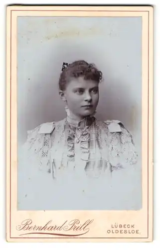Fotografie Bernhard Prill, Lübeck, Oldesloe, Portrait Fräulein mit zurückgebundenem Haar