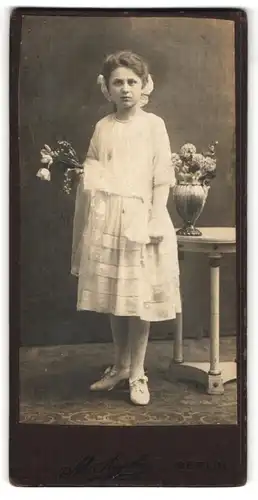 Fotografie M. Appel, Berlin, Portrait Mädchen in festlichem Kleid