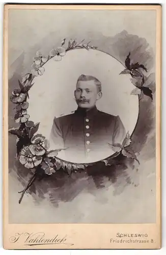 Fotografie J. Vahlendick, Schleswig, Portrait Soldat von Regiment 84 in Passepartout, Montage