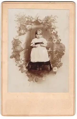Fotografie unbekannter Fotograf und Ort, Portrait kleines Mädchen in Kleid, Passepartout-Montage