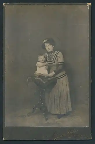 Fotografie unbekannter Fotograf und Ort, Portrait Mutter mit Säugling