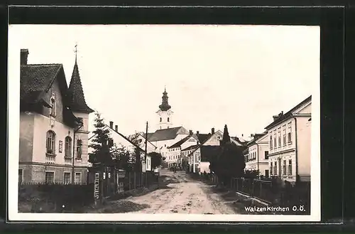 AK Waizenkirchen, Strassenpartie mit Blick zum Kirchturm