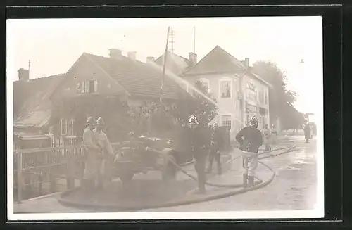 Foto-AK Wels, Feuerwehr mit Spritzenwagen bei Löscharbeiten