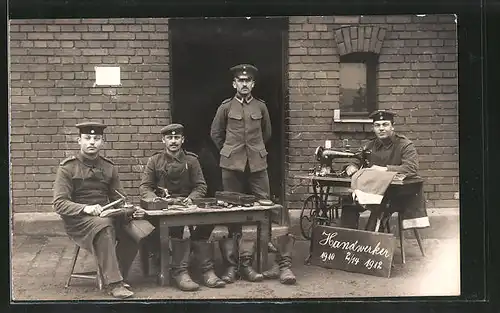 Foto-AK Handwerker 1910-1912, Militärschuhmacher mit Phoenix-Nähmaschine