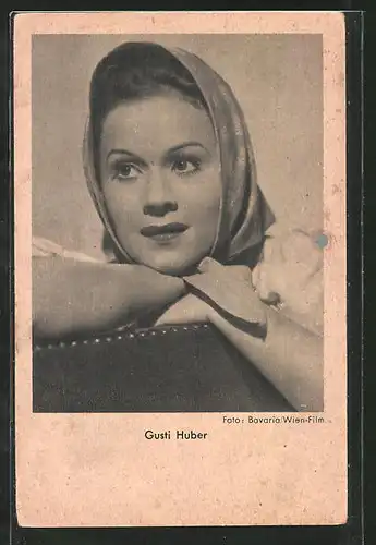 AK Schauspielerin Gusti Huber mit Kopftuch posierend