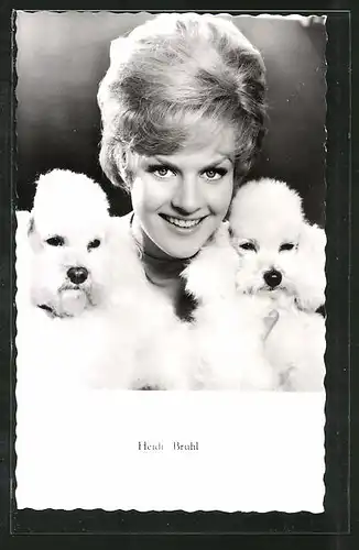 AK Schauspielerin Heidi Brühl mit Hunde posierend
