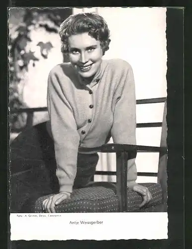 AK Schauspielerin Antje Weissgerber lächelnd auf Stuhl sitzend porträtiert