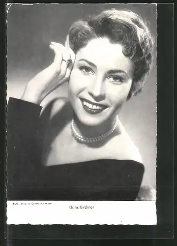 AK Schauspielerin Doris Kirchner lächelnd mit Halskette posierend