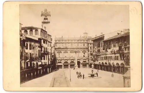 Fotografie unbekannter Fotograf, Ansicht Verona, Piazza delle..., Partie im Ort
