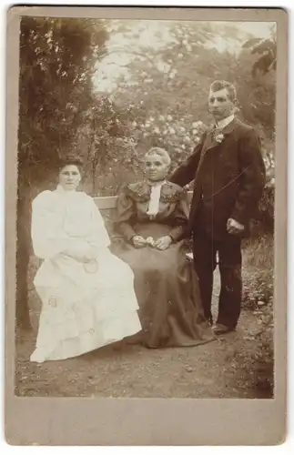 Fotografie A. Krajewsky, Aschersleben, Portrait bürgerliches Paar und ältere Dame