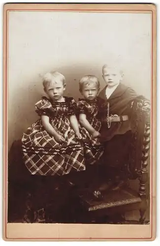 Fotografie unbekannter Fotograf und Ort, Portrait Knabe und zwei Mädchen in gleichem Kleid