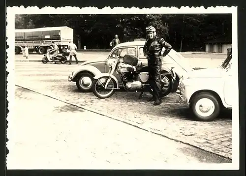 Fotografie Motorrad BSA und Fahrer auf Parkplatz