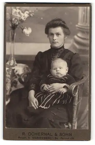 Fotografie R. Ochernal & Sohn, Marienberg i/Sa, Portrait Mutter und Kleinkind