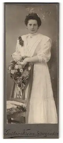 Fotografie Gustav Krenz, Schirgiswalde, Portrait junge Dame in festlichem Kleid