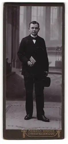 Fotografie Heinrich Wagner, Ehrenfriedersdorf, Portrait junger Mann mit Bibel