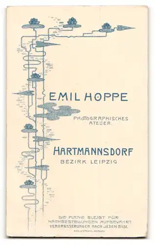 Fotografie Emil Hoppe, Hartmannsdorf, Portrait Fräulein in festlichem Kleid