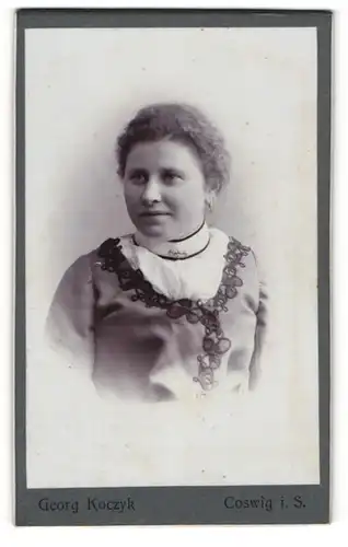 Fotografie Georg Koczyk, Coswig i/S, Portrait Dame mit zurückgebundenem Haar