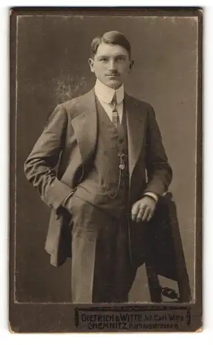 Fotografie Dietrich & Witte, Chemnitz, Portrait eleganter junger Mann in Anzug