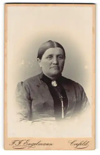 Fotografie F. J. Engelmann, Crefeld, Portrait bürgerliche Dame mit Medaillon