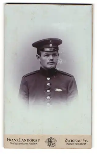 Fotografie Franz Landgraf, Zwickau i/S, Portrait Soldat mit Schirmmütze