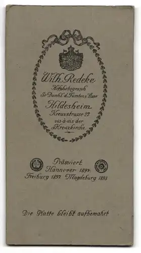 Fotografie Wilh. Redeke, Hildesheim, Portrait Fräulein in weissem Kleid