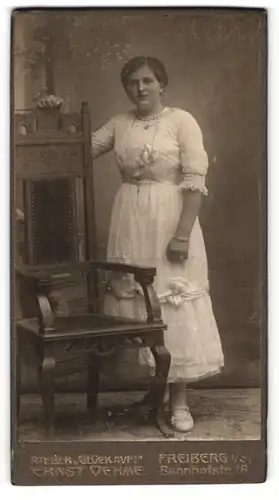 Fotografie Ernst Oehme, Freiberg i/S, Portrait Mädchen in weissem Kleid