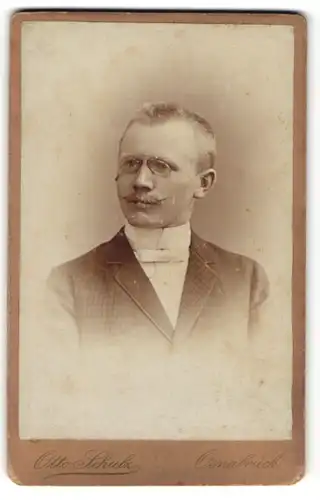 Fotografie Otto Schulz, Osnabrück, Portrait junger Herr mit Zwicker und Oberlippenbart