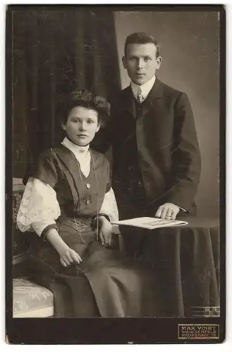Fotografie Max Voight, Weissenfels, Portrait bürgerliches junges Paar