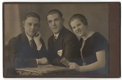 Fotografie unbekannter Fotograf und Ort, Portrait Fräulein und zwei junge Männer