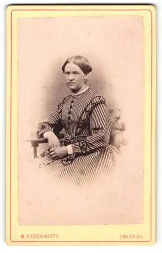 Fotografie M. Fickenwirth, Zwickau, Portrait bürgerliche junge Dame