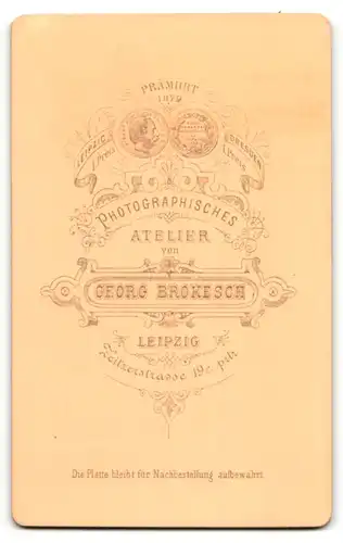 Fotografie G. Brokesch, Leipzig, Portrait betagte Dame mit Spitzentuch im Haar