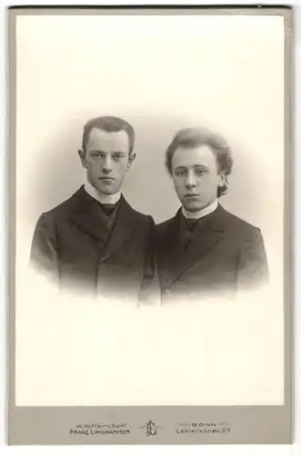 Fotografie Franz Langhammer, Bonn, Portrait zwei junge Herren in identischen Anzügen