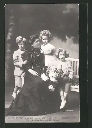 AK Madame La Comtesse de Flandre avec les Princes Léopold et Charles et la Princesse Marie-José de Belgique