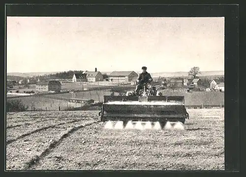 AK Bauer auf Traktor spritzt seine Felder, Kalender "Zwischen Brocken und Oybin" 1965