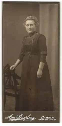 Fotografie Aug. Striepling, Hameln, Portrait bürgerliche junge Dame in Kleid