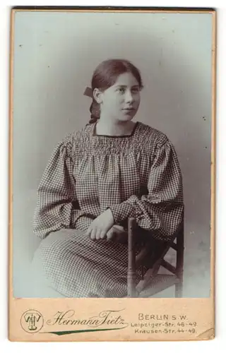 Fotografie Hermann Tietz, Berlin-SW, Portrait Fräulein in kleinkariertem Kleid