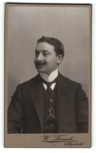Fotografie W. Frank, Aurich, Portrait bürgerlicher Herr in Anzug