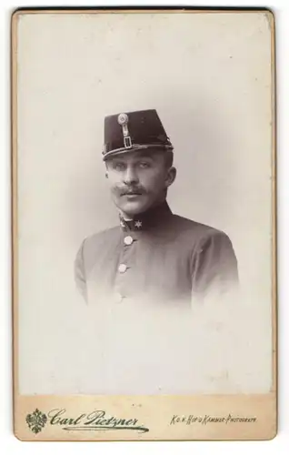 Fotografie Carl Pietzner, Wien, Portrait Soldat in Uniform mit Tschako
