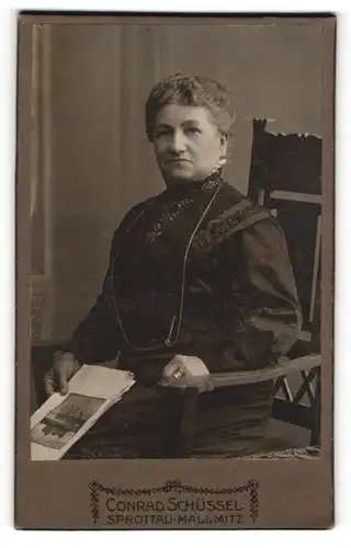 Fotografie Conrad Schüssel, Sprottau-Mallmitz, Portrait betagte bürgerliche Dame