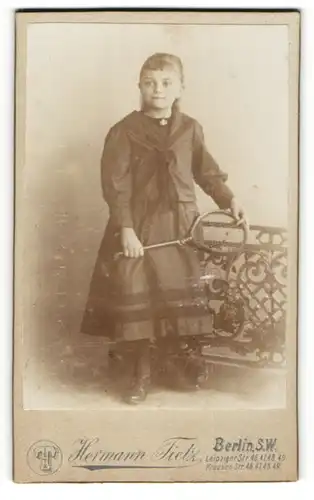 Fotografie Hermann Tietz, Berlin-SW, Portrait Mädchen mit Tennisschläger