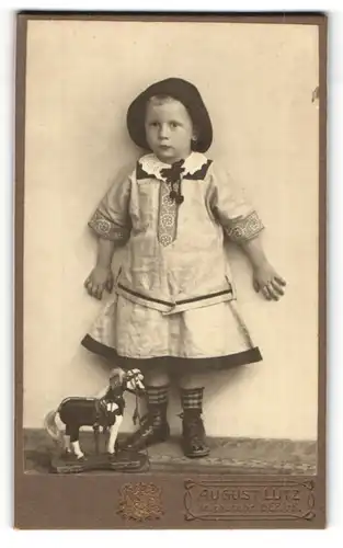 Fotografie August Lutz, Gera-R, Portrait kleines Mädchen mit Spielzeugpferd