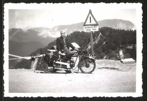 Fotografie Motorrad Maro, Fahrer mit Krad am Loiblpass