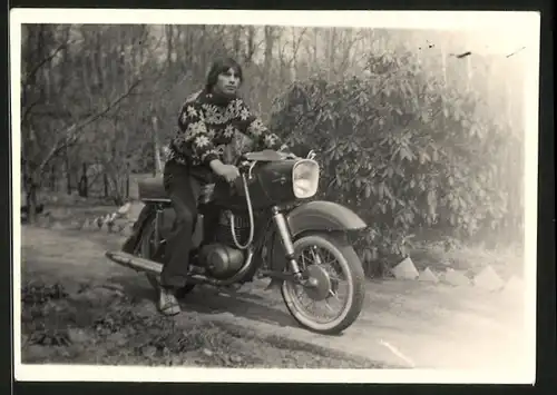 Fotografie Lutter, Falkensee, Motorrad MZ-ES 175 Trophy, junger Mann auf Krad sitzend