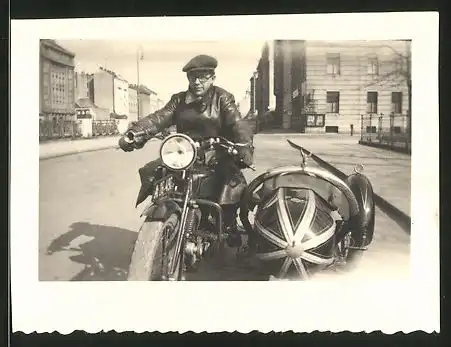 Fotografie Motorrad mit Sieitenwagen, Fahrer in Lederjacke auf Krad sitzend
