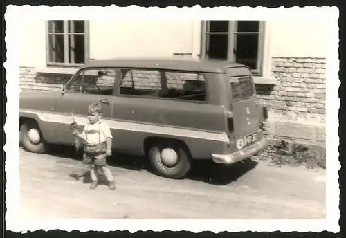Fotografie Auto Ford Taunus Kombi, Knabe in Lederhose steht neben dem PKW