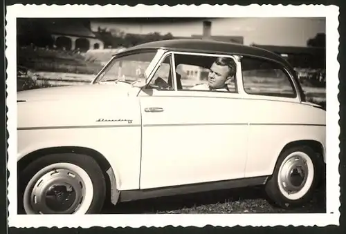 Fotografie Auto Lloyd Alexander TS, Fahrer sitzt am Steuer des PKW's