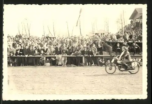 Fotografie Motorrad-Rennen, Sieger auf Krad mit Start-Nr. 5 bei seiner Ehrenrunde