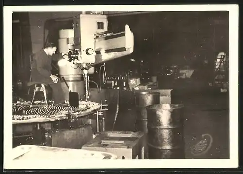 Fotografie Maschinenfabrik, Arbeiter bedient Bohrmaschine für Kesselbau