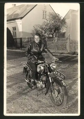 Fotografie Motorrad Puch, hübsche Frau mit Lederjacke sitzt auf Krad, Kennz.. N102.661